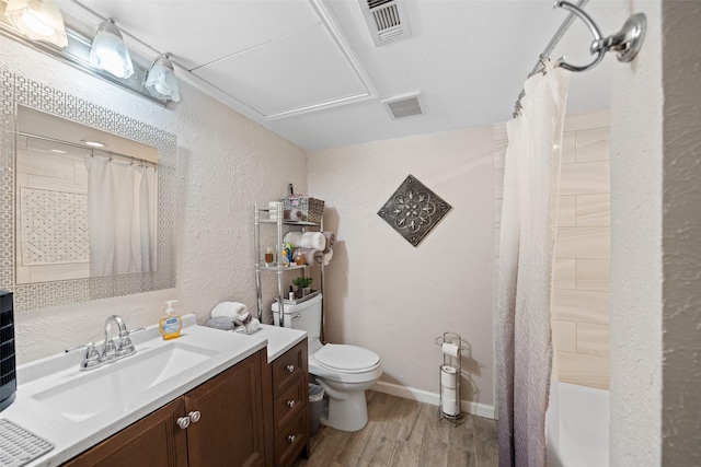 79 Lakeview Vlg, Conroe, TX 77356 - full bath featuring wood finished floors, a textured wall, toilet, vanity, and baseboards