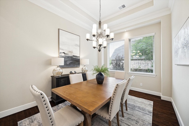 dining area featuring crown molding, a chandelier, dark wood-style flooring, and baseboards