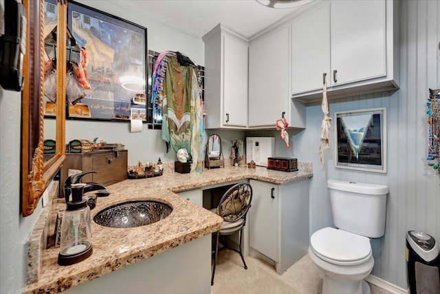 7027 Iowa Colony Blvd, Rosharon, TX 77583 - bathroom with toilet, vanity, and ornamental molding