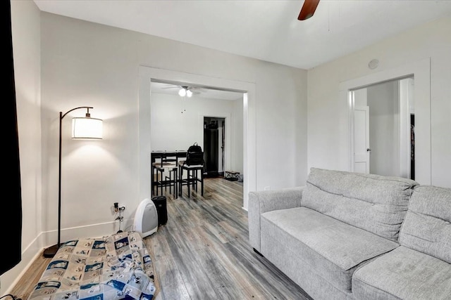 7027 Iowa Colony Blvd, Rosharon, TX 77583 - living room featuring ceiling fan, light wood-style floors, and baseboards