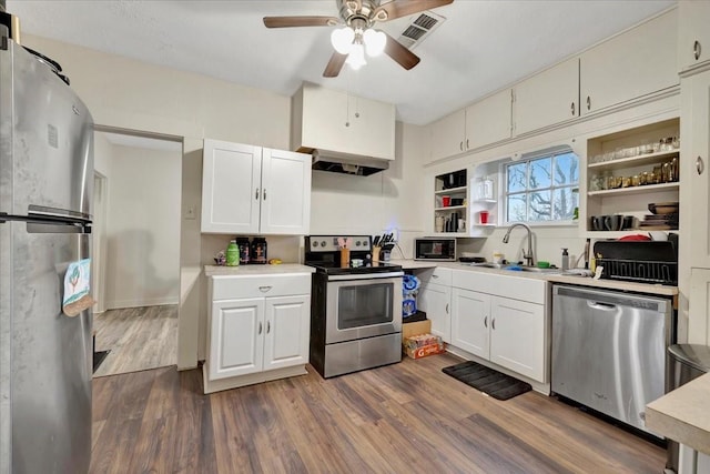 7027 Iowa Colony Blvd, Rosharon, TX 77583 - kitchen with appliances with stainless steel finishes, a sink, open shelves, ceiling fan, and dark wood finished floors