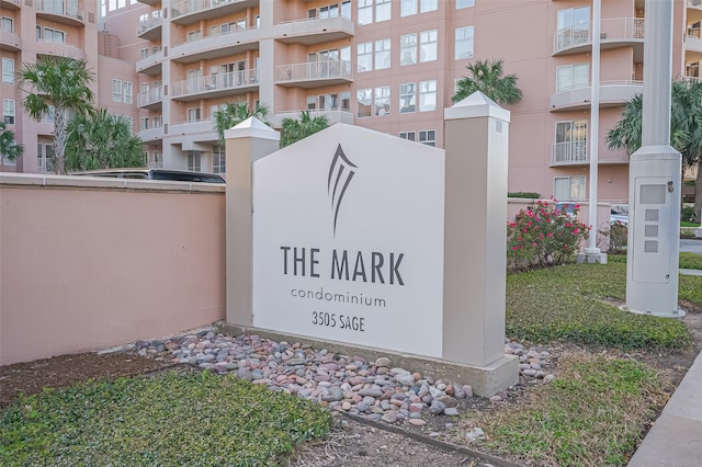 view of community / neighborhood sign