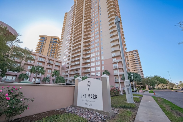 view of apartment building / complex