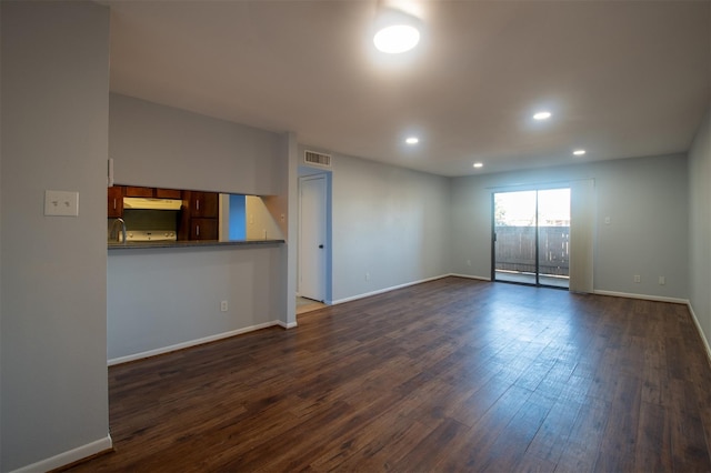 8435 Hearth Dr Unit 21, Houston, TX 77054 - unfurnished room featuring dark wood-type flooring, baseboards, recessed lighting, and a sink