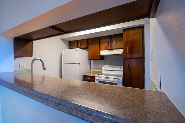 8435 Hearth Dr Unit 21, Houston, TX 77054 - kitchen with white appliances, a peninsula, ventilation hood, and dark countertops