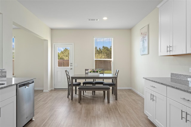 dining room with light wood finished floors, baseboards, and recessed lighting