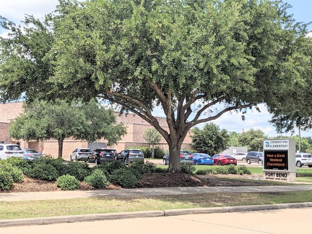 6706 Oakman Ln, Sugar Land, TX 77479 - view of building exterior featuring uncovered parking