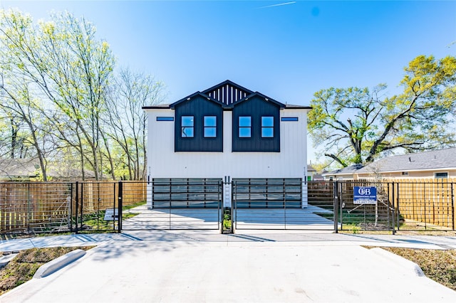 610 E 41st St Unit A B, Houston, TX 77022 - view of front of property featuring a gate, driveway, fence, and a garage
