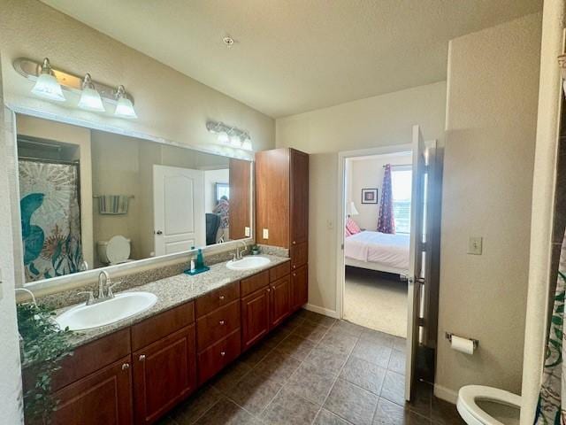 1711 Old Spanish Trl Unit 323, Houston, TX 77054 - bathroom with ensuite bath, toilet, and double vanity
