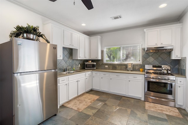 104 Smith Ln, League City, TX 77573 - kitchen with appliances with stainless steel finishes, under cabinet range hood, a sink, recessed lighting, and white cabinets