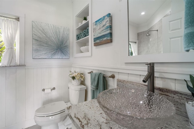 104 Smith Ln, League City, TX 77573 - full bath featuring toilet, a shower, wainscoting, and vanity