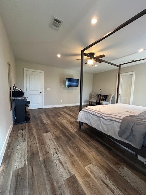 bedroom featuring wood finished floors, baseboards, a ceiling fan, and recessed lighting