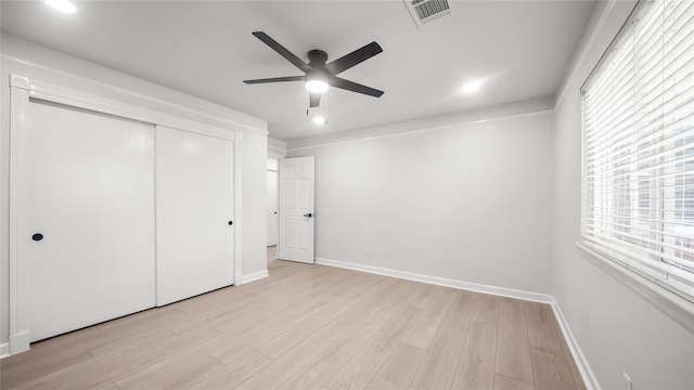 9210 Linkmeadow Ln, Houston, TX 77025 - unfurnished bedroom with light wood-type flooring, baseboards, a closet, and a ceiling fan