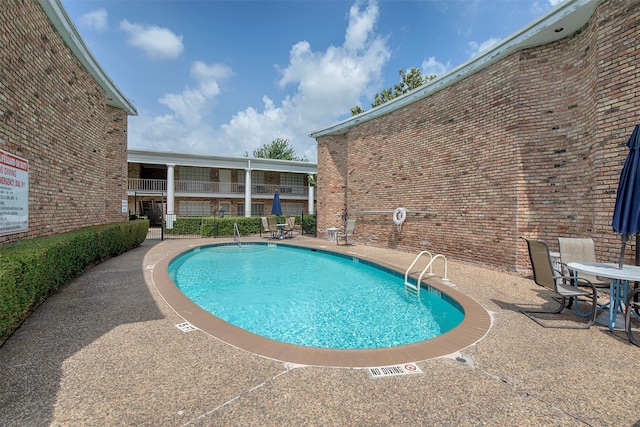 2101 Fountain View Dr Unit 80, Houston, TX 77057 - community pool with a patio