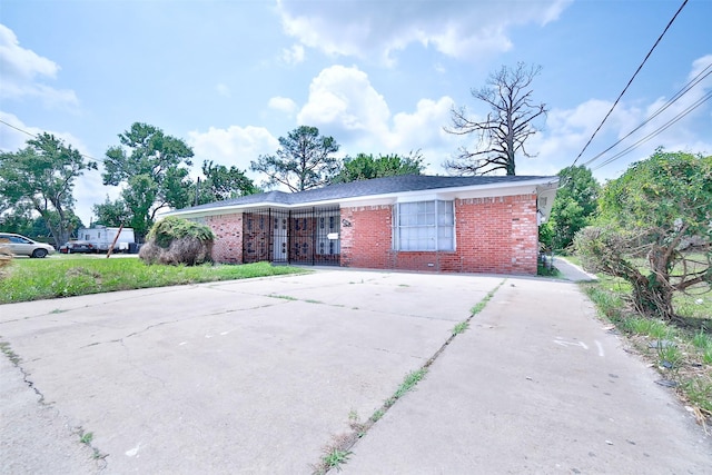 6534 Ledbetter St, Houston, TX 77087 - ranch-style house featuring brick siding and driveway
