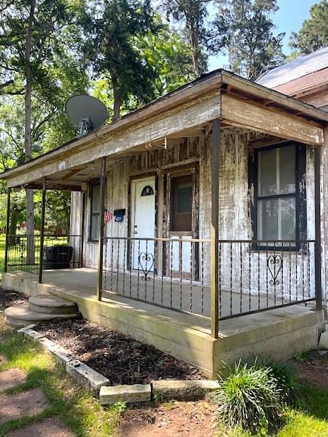 6211 Gresham St, Wallis, TX 77485 - view of front of home with a porch