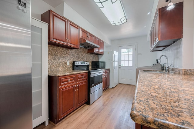 13040 Trail Hollow Dr Unit 3040, Houston, TX 77079 - kitchen featuring stainless steel electric range, under cabinet range hood, a sink, light wood finished floors, and tasteful backsplash