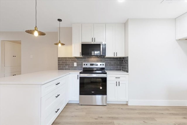 2506 Swan Ct, Houston, TX 77058 - kitchen featuring electric range, a peninsula, backsplash, light wood-type flooring, and light countertops