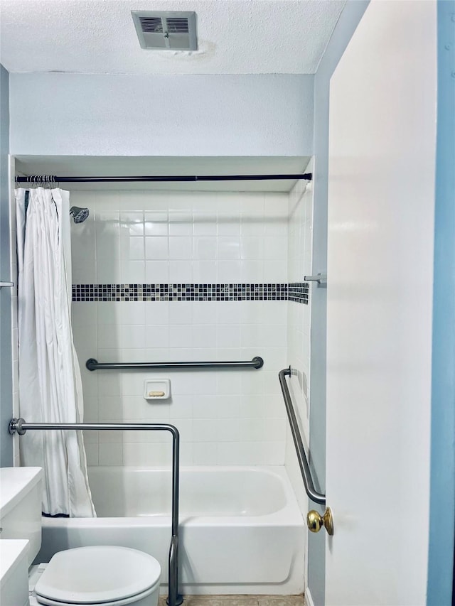 bathroom with toilet, shower / tub combo with curtain, and a textured ceiling