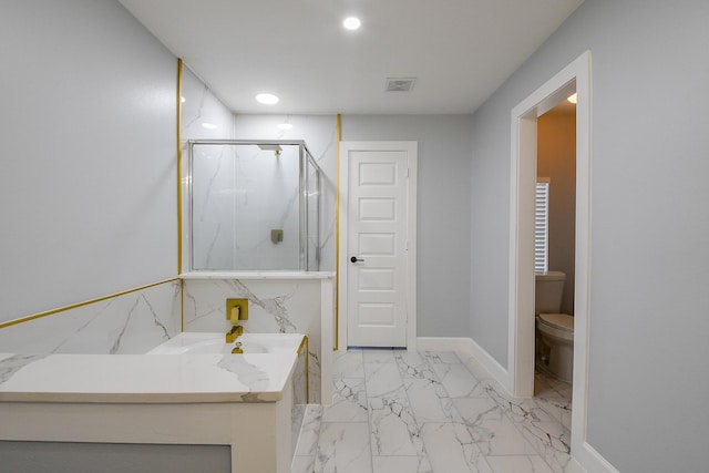 full bath featuring a marble finish shower, marble look tiles, toilet, recessed lighting, and baseboards