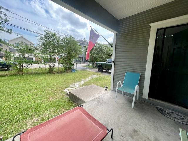 1227 W 25th St, Houston, TX 77008 - view of yard featuring a patio area