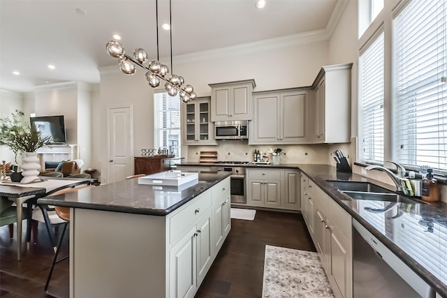 9450 London Bridge Sta, Houston, TX 77045 - kitchen with appliances with stainless steel finishes, a sink, crown molding, a kitchen island, and recessed lighting