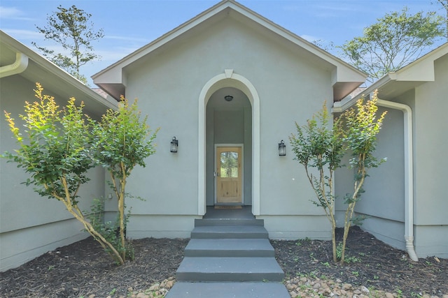 property entrance featuring stucco siding