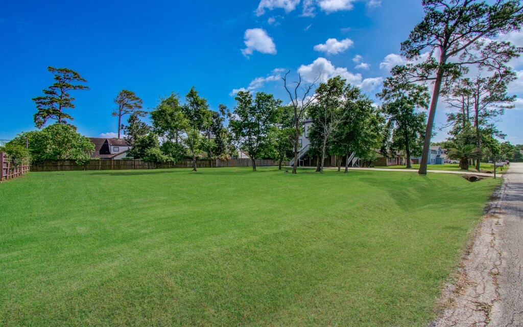 613 Shadylawn St, Shoreacres, TX 77571