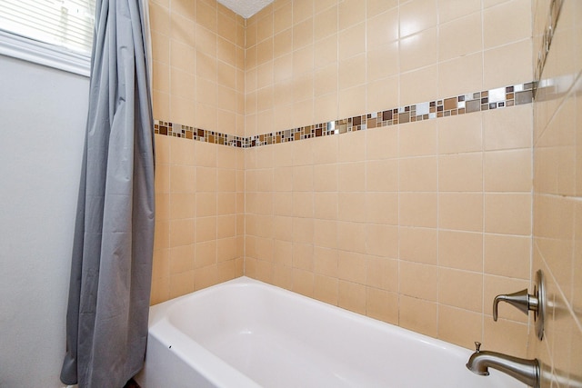 4719 Theall Rd, Houston, TX 77066 - full bath featuring shower / tub combo with curtain