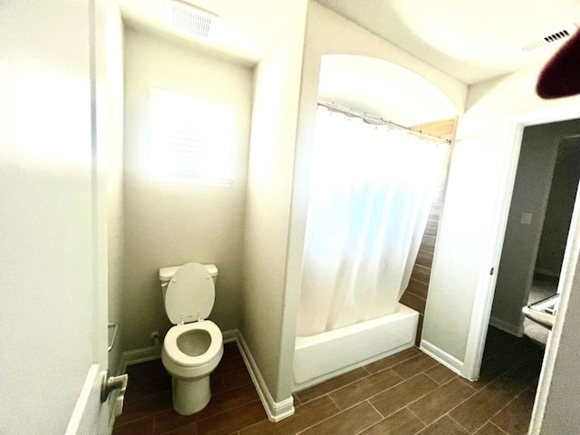 4923 Lacebark Pine Trl, Rosenberg, TX 77471 - bathroom featuring toilet, shower / bath combo with shower curtain, and baseboards