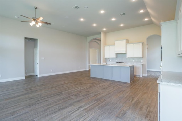 1639 Rosedale Dr, Missouri City, TX 77459 - kitchen with arched walkways, open floor plan, ceiling fan, vaulted ceiling, and backsplash