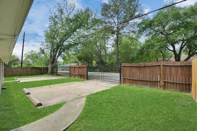 view of yard featuring a gate