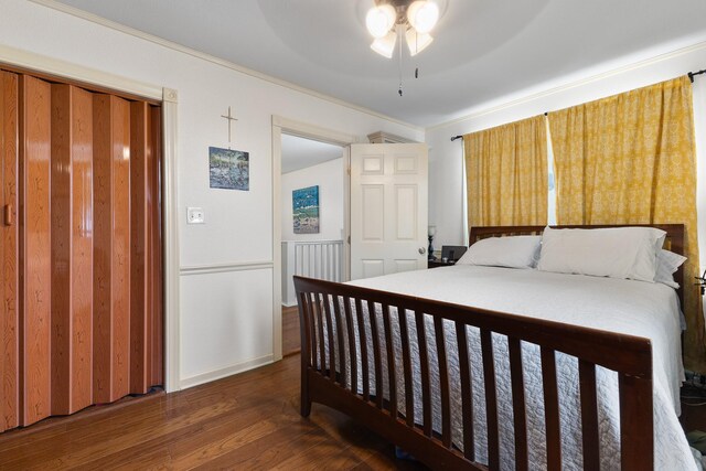 2120 73rd St, Galveston, TX 77551 - bedroom with hardwood / wood-style flooring, crown molding, ceiling fan, and baseboards