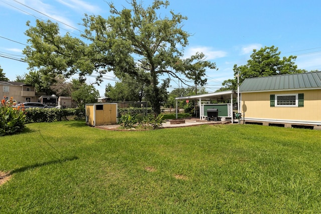 639 Manor St, Houston, TX 77015 - unfurnished living room with a chandelier, dark wood-style flooring, a sink, and baseboards