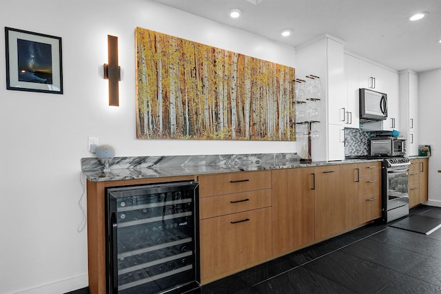 indoor bar featuring wine cooler, stainless steel range with gas cooktop, recessed lighting, and baseboards