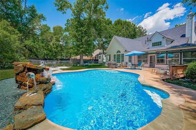8946 Catamaran Way, Montgomery, TX 77316 - view of swimming pool with a patio and fence