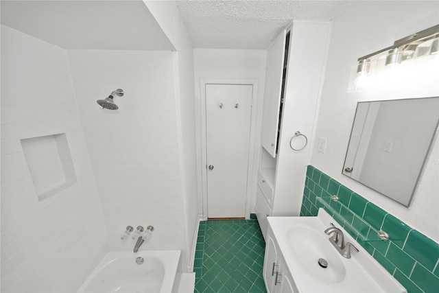 5023 Hull St, Houston, TX 77021 - full bath featuring a textured ceiling, vanity, and tub / shower combination