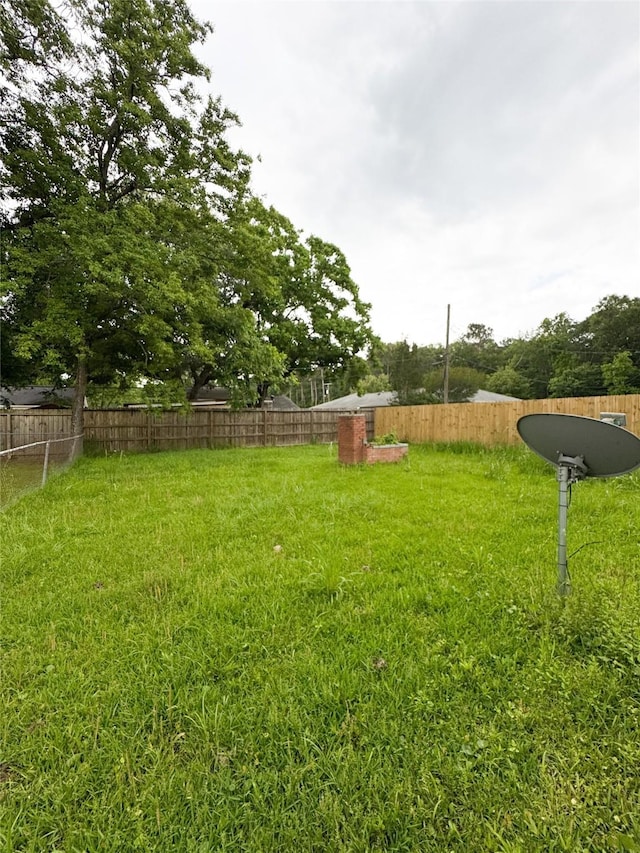 101 W St, Liberty, TX 77575 - view of yard