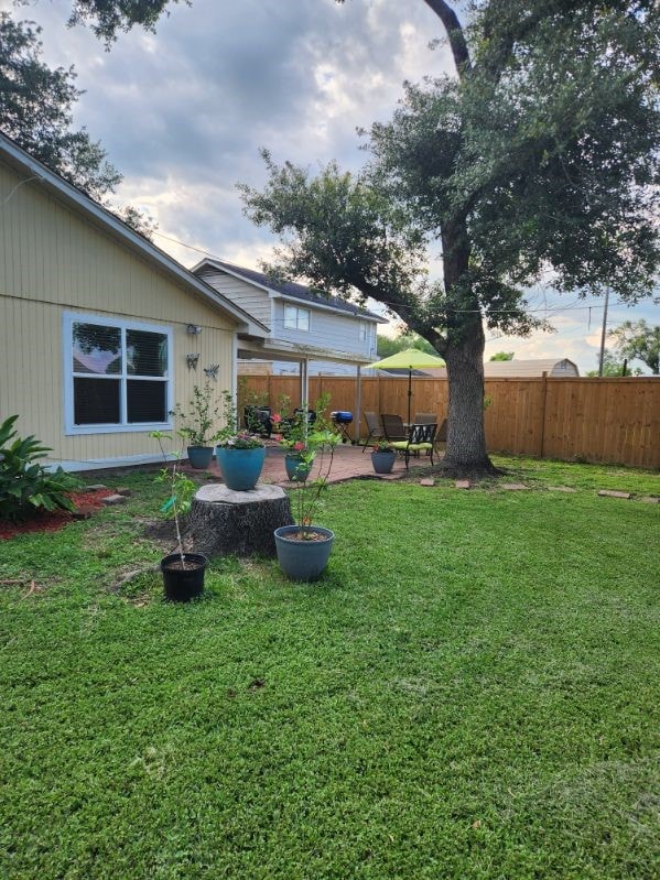 509 S Ramona St, Angleton, TX 77515 - view of yard featuring a patio