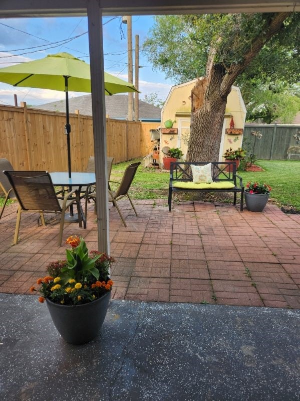 509 S Ramona St, Angleton, TX 77515 - view of patio featuring outdoor dining space
