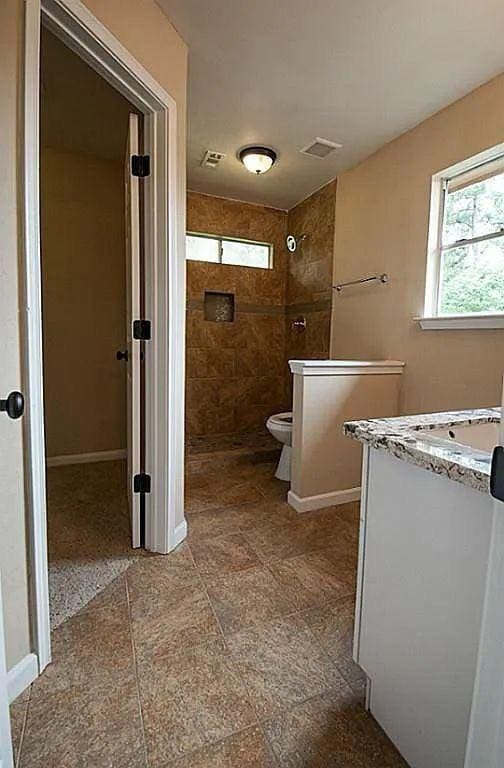 8206 Claiborne St, Houston, TX 77078 - full bath with toilet, vanity, and tiled shower