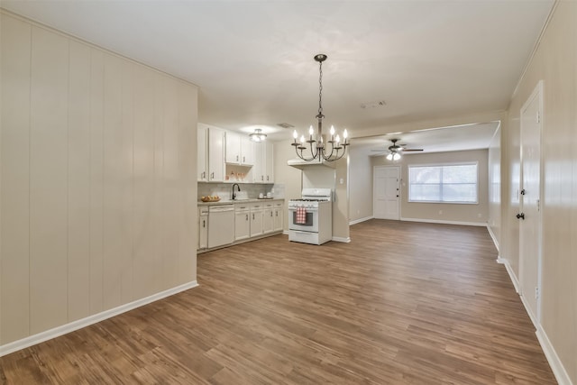 6738 Underhill St, Houston, TX 77092 - kitchen featuring white appliances, a chandelier, open floor plan, a ceiling fan, and wood finished floors