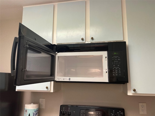 7950 N Stadium Dr Unit 210, Houston, TX 77030 - kitchen view of black microwave