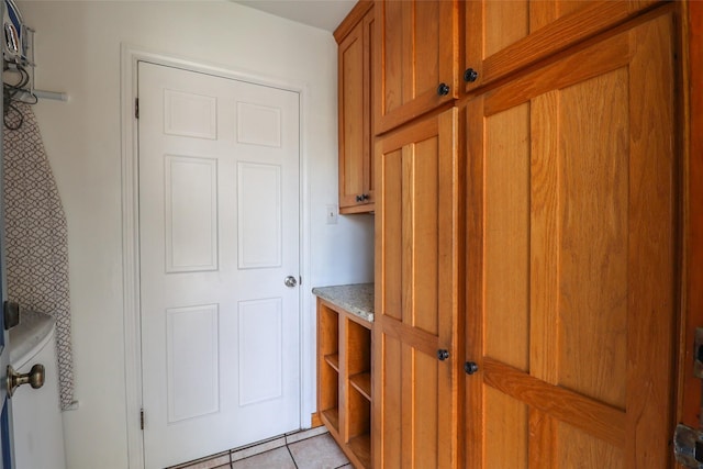 laundry area featuring light tile patterned floors