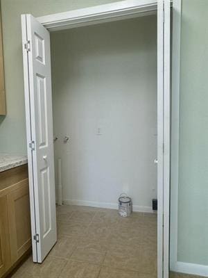 612 S 15th St, Nederland, TX 77627 - laundry room featuring baseboards