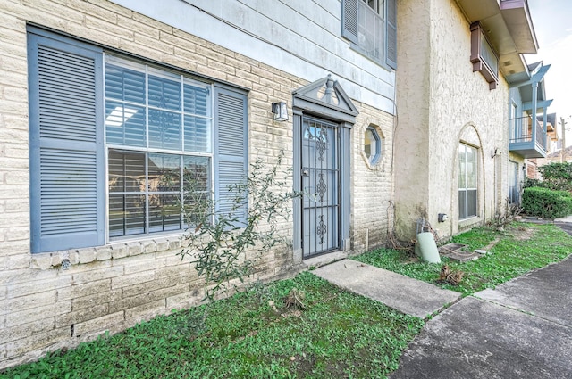 7109 Chasewood Dr, Houston, TX 77489 - view of exterior entry with stone siding and a balcony
