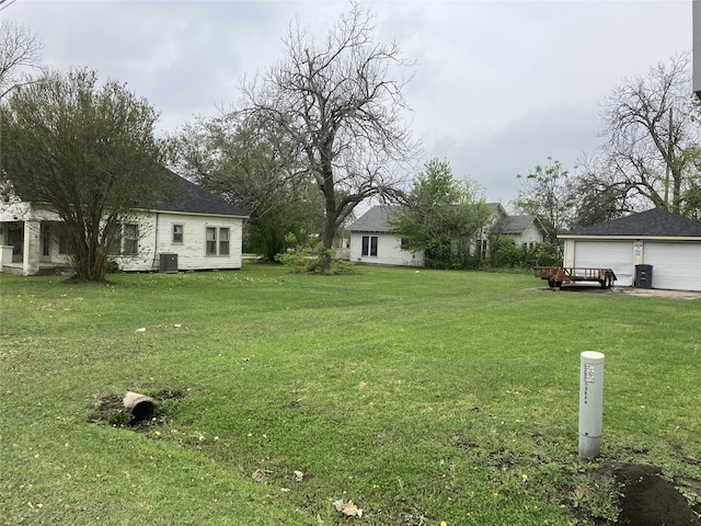 1401 8th St, Bay City, TX 77414 - view of green lawn featuring a detached garage