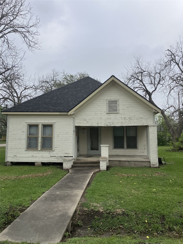 1401 8th St, Bay City, TX 77414 - bungalow with roof with shingles and a front lawn