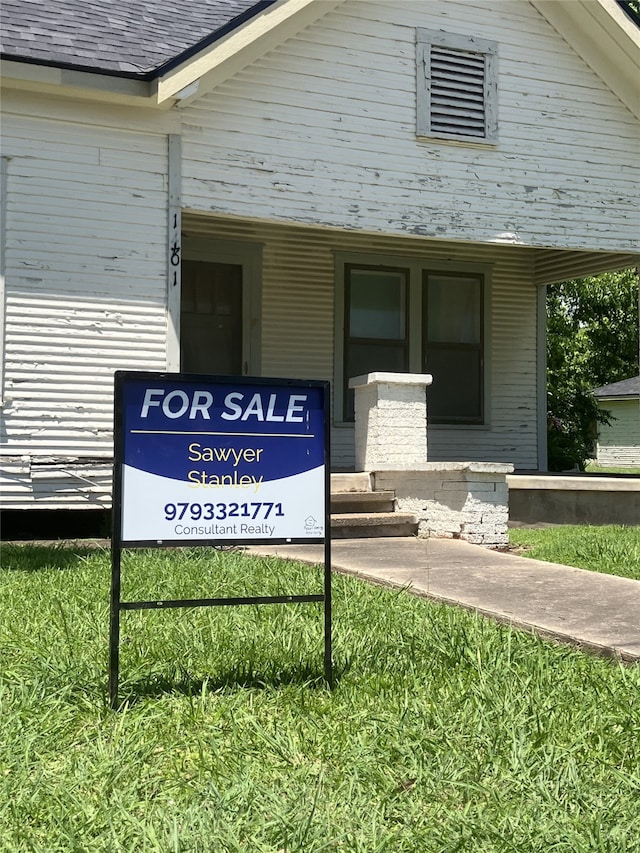 1401 8th St, Bay City, TX 77414 - exterior view of a shingled roof