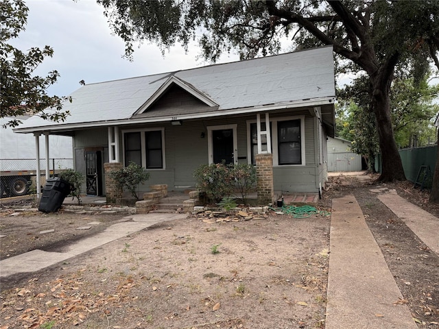 544 W 28th St, Houston, TX 77008 - view of front of house with covered porch, fence, and solar panels